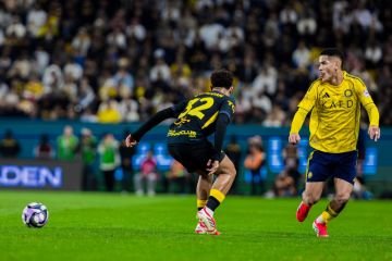 النصر يحسم كلاسيكو الاتحاد بثنائية مثيرة في روشن