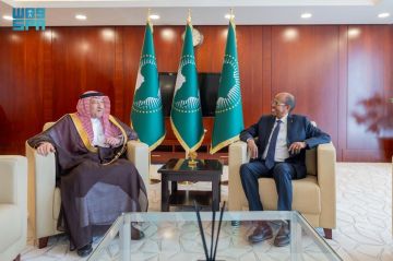 نائب وزير الخارجية يلتقي رئيس مفوضية الاتحاد الأفريقي