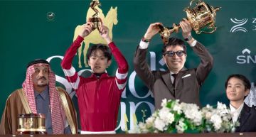 تحت رعاية خادم الحرمين الشريفين.. ونيابة عن ولي العهد.. أمير الرياض يتوج الجواد الياباني «فور إيفر يونغ» بكأس السعودية