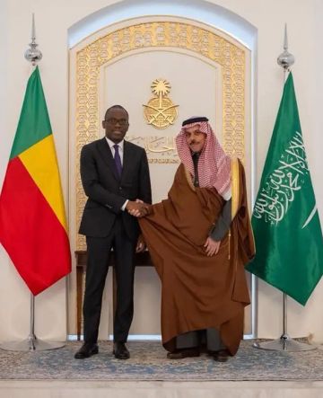 وزير الخارجية ونظيره البنيني يبحثان المستجدات وزير الخارجية ونظيره البنيني يبحثان المستجدات