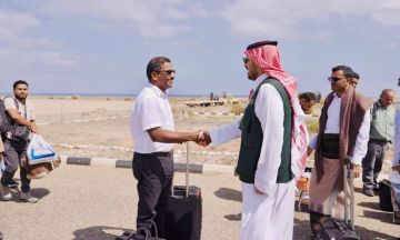 فريق فني سعودي يعيد الكهرباء إلى محطات سقطرى