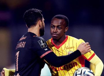 هذا ما فعله سعود عبد الحميد مع موسى التعمري خلال مباراة في فرنسا هذا ما فعله سعود عبد الحميد مع موسى التعمري خلال مباراة في فرنسا