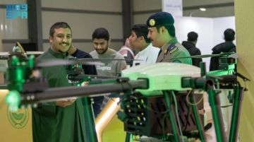 الدفاع المدني يستعرض لزوار جناح وزارة الداخلية بمعرض الدفاع العالمي 2026 طائرة مكافحة الحرائق الدفاع المدني يستعرض لزوار جناح وزارة الداخلية بمعرض الدفاع العالمي 2026 طائرة مكافحة الحرائق