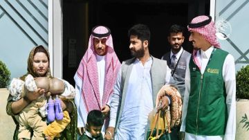 وصول التوأم الملتصق الباكستانيسفيان ويوسف إلى الرياض.. صور