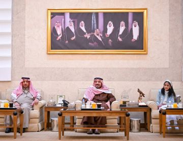 أمير القصيم يشارك الأيتام وجبة الإفطار أمير القصيم يشارك الأيتام وجبة الإفطار