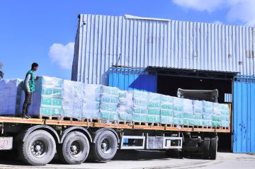 وصول قافلة مساعدات إنسانية جديدة مقدمة من السعودية إلى قطاع غزة