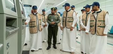 استمع إلى شرح مفصل عن سير العمل.. وزير النقل يتفقد انسيابية حركة المعتمرين بمطار الرياض