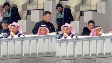 تواجد الأمير فهد بن خالد برفقة نجله سعود في المدرجات لدعم الأهلي .. فيديو