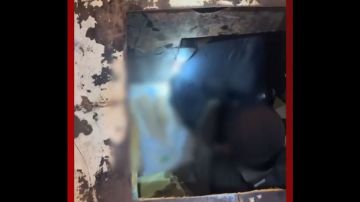 السعودية.. فيديو وافد مصري خبأ مخدرات في صهريج وقود السعودية.. فيديو وافد مصري خبأ مخدرات في صهريج وقود