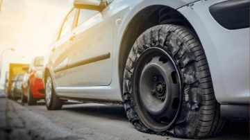 6 خطوات للتعامل مع انفجار إطار السيارة أثناء القيادة 6 خطوات للتعامل مع انفجار إطار السيارة أثناء القيادة