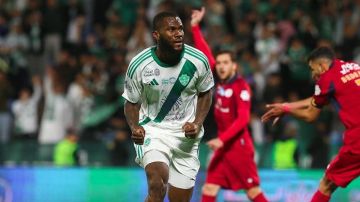 الأهلي يعتلي صدارة الدوري بعد فوزه على ضمك