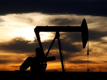 استقرار أسعار النفط قرب أعلى مستوياتها في سبعة أشهر