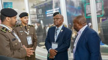 وزير الداخلية بجمهورية القمر المتحدة يزور جناح وزارة الداخلية في معرض الدفاع العالمي وزير الداخلية بجمهورية القمر المتحدة يزور جناح وزارة الداخلية في معرض الدفاع العالمي