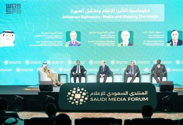 سفراء يناقشون دور الإعلام في صناعة دبلوماسية التأثير خلال المنتدى السعودي للإعلام سفراء يناقشون دور الإعلام في صناعة دبلوماسية التأثير خلال المنتدى السعودي للإعلام