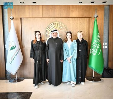 الدكتور الربيعة يلتقي التوأم الملتصق البولندي أولغا وداريا بعد 21 عاما من فصلهما