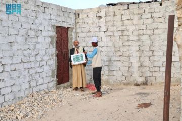  سلمان للإغاثة يوزع 600 كرتون تمر في مديرية رماه بوادي وصحراء محافظة حضرموت