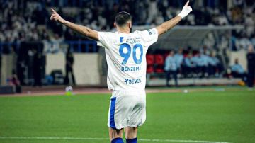 كريم بنزيما يحقق رقمين قياسيين في ظهوره الأول مع الهلال (فيديو) كريم بنزيما يحقق رقمين قياسيين في ظهوره الأول مع الهلال (فيديو)