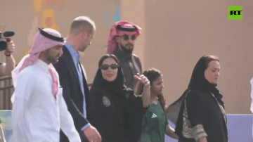 أثناء لقائه مع لاعبات كرة قدم في الرياض.. الأمير وليام يتجاهل سؤالا عن عمه أندرو وإبستين أثناء لقائه مع لاعبات كرة قدم في الرياض.. الأمير وليام يتجاهل سؤالا عن عمه أندرو وإبستين