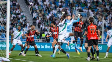 الأهلي يتغلب على الرياض ويتصدر الدوري الأهلي يتغلب على الرياض ويتصدر الدوري