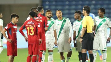 عطل تقنية التسلل شبه الآلي يثير جدلا في مباراة الأهلي وضمك