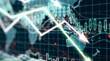 خبير اقتصادي: الديون والتضخم أبرز بؤر الخطر في الاقتصاد العالمي .. فيديو خبير اقتصادي: الديون والتضخم أبرز بؤر الخطر في الاقتصاد العالمي .. فيديو