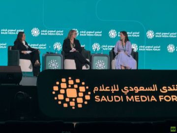 مديرة قناة RT العربية مايا مناع تشارك في جلسة حوارية في المنتدى السعودي للإعلام