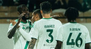 الأهلي يتغلب على ضمك ويتصدر روشن 