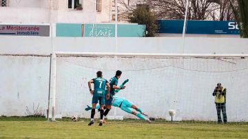 اشتباك عنيف بين لاعب ومشجع بالدوري التونسي ينتهي بالطرد.. فيديو