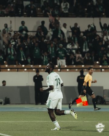 الأهلي يتصدر الدوري السعودي مؤقتا بفوزه على ضمك