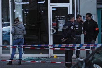 إصابة 6 أشخاص جراء إلقاء قنبلة يدوية على صالون تجميل فرنسي إصابة 6 أشخاص جراء إلقاء قنبلة يدوية على صالون تجميل فرنسي