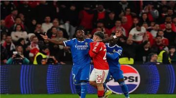 يويفا يقرر إيقاف لاعب بنفيكا بعد إساءته لـ فينيسيوس جونيور