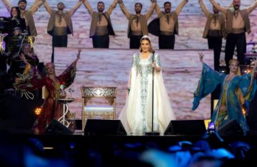 أصالة تلتقي خالها في السعودية بعد 20 عاما من الفراق.. وتشعل مسرح الرياض باللغة التركية! (فيديو)