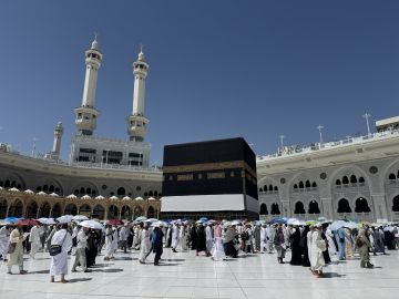كيف يبقى رخام صحن المطاف في المسجد الحرام باردا نهارا؟