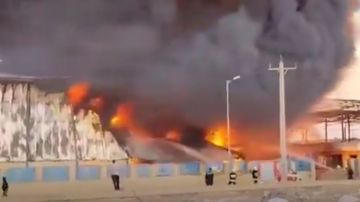 حريق هائل بمصنع بلاستيك في عبادان بإيران .. فيديو حريق هائل بمصنع بلاستيك في عبادان بإيران .. فيديو