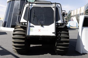 الدفاع المدني يستعرض العربة البرمائية متعددة المهام في جناح وزارة الداخلية بمعرض الدفاع العالمي 2026