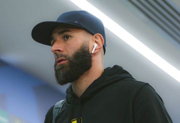 الزعيم يترقب تطورات أزمة.. بنزيما يتفاوض من أجل الرحيل الزعيم يترقب تطورات أزمة.. بنزيما يتفاوض من أجل الرحيل