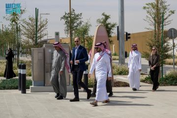 وزير الرياضة يصطحب ولي عهد بريطانيا في جولة على مشروع المسار الرياضي
