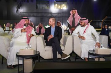 وزير الرياضة ورئيس الاتحاد السعودي للرياضات الإلكترونية يستقبلان أمير ويلز وزير الرياضة ورئيس الاتحاد السعودي للرياضات الإلكترونية يستقبلان أمير ويلز