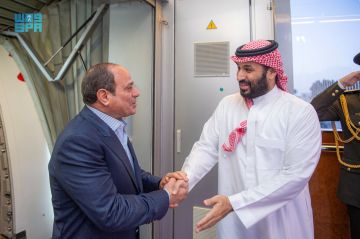 رئيس جمهورية مصر يصل إلى جدة وسمو ولي العهد في مقدمة مستقبليه