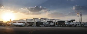 مطار الملك خالد الدولي يدعو المسافرين للتواصل مع شركات الطيران مطار الملك خالد الدولي يدعو المسافرين للتواصل مع شركات الطيران