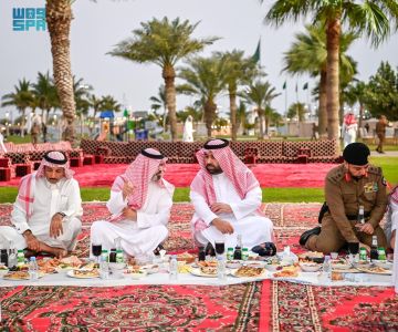 أمير جازان ونائبه يشاركان قادة ومنسوبي القطاعات الأمنية إفطارهم الرمضاني في الميدان