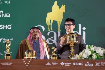 تحت رعاية خادم الحرمين الشريفين.. ونيابة عن ولي العهد.. أمير الرياض يتوج الجواد الياباني فور إيفر يونغ بكأس السعودية