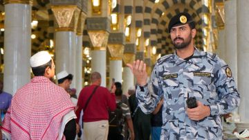 تنظيم الجلوس داخل المسجد الحرام يسهل حركة المصلين والمعتمرين