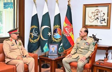 قائد الجيش الباكستاني يستقبل أمين عام التحالف الإسلامي في إسلام آباد ويبحثان تعزيز التعاون في محاربة الإرهاب وتنفيذ مبادرة إدماج قائد الجيش الباكستاني يستقبل أمين عام التحالف الإسلامي في إسلام آباد ويبحثان تعزيز التعاون في محاربة الإرهاب وتنفيذ مبادرة إدماج