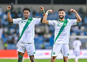 الأهلي يتغلب على نادي الرياض ويعتلي الصدارة الأهلي يتغلب على نادي الرياض ويعتلي الصدارة