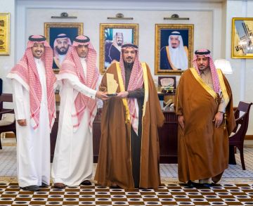 فيصل بن مشعل يكرم المشاكرين في جناح إمارة القصيم في مهرجان الملك عبدالعزيز للإبل