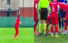 لاعب يجري إنعاش رئوي لطائر لإنقاذه بعدما اصطدمت به الكرة بالخطأ.. فيديو - sa