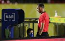 توسيع صلاحيات تقنية الـ VAR لحسم الإنذارات الثانية ومراجعة الركنيات - sa