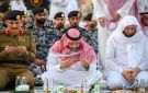 سعود بن نهار يشارك رجال الأمن إفطارهم في ساحة المسجد النبوي - sa