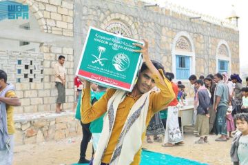 مركز الملك سلمان للإغاثة يوزع 372 سلة غذائية في مديرية الشحر بمحافظة حضرموت